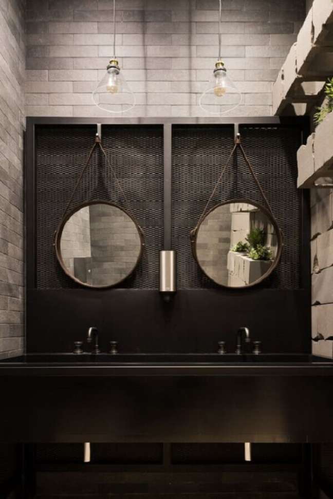 24. Decoração de banheiro industrial cinza e preto com espelho redondo – Foto: Office Snapshots