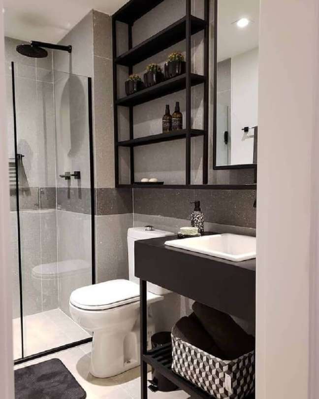 50. Tons de cinza para decoração de banheiro industrial pequeno – Foto: Mandril Arquitetura e Design