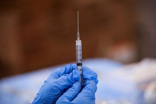 Seringa com dose de vacina da Pfizer contra Covid-19 em Nova York
23/02/2021
REUTERS/Brendan McDermid