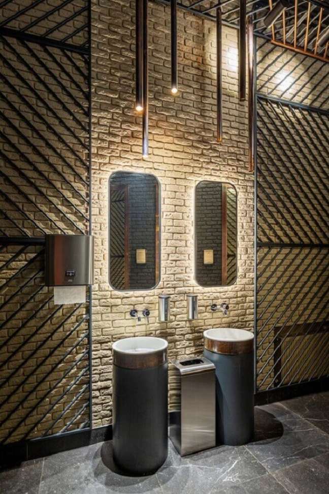 45. Parede tijolinho para decoração de banheiro industrial moderno – Foto: Retail Design Blog