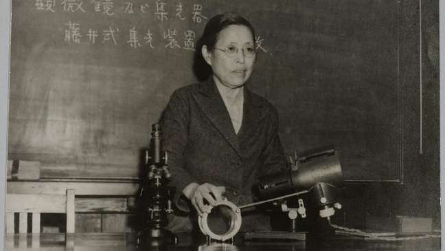 Kono Yasui, reconhecida bióloga e bioquímica celular, tornou-se a primeira mulher japonesa a obter grau de doutorado em ciências e foi uma inspiração profunda para Tsujimura