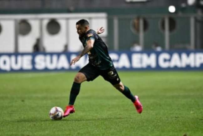O atacante do Coelho defendeu o elenco afirmando que não houve relaxamento do time-(Mourão Panda/América-MG) O atacante do Coelho defendeu o elenco afirmando que não houve relaxamento do time-(Mourão Panda/América-MG)