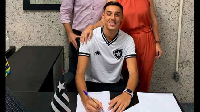 Jefinho assinando contrato com o Botafogo (Foto: Reprodução / Instagram)