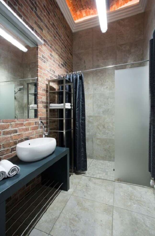 42. Parede de tijolinho a vista para banheiro decoração industrial – Foto: Home Designing