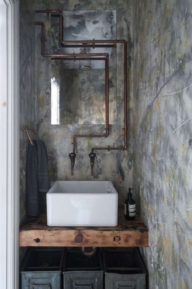 8. Decoração de banheiro industrial pequeno e rustico – Foto: Houzz