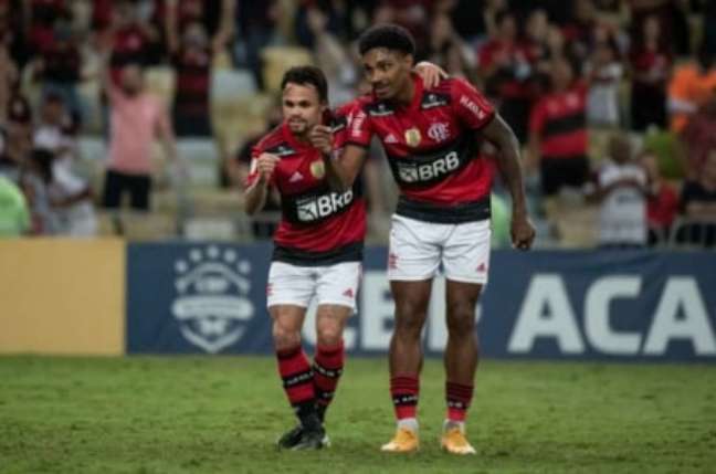Michael, à esquerda, e Vitinho, à direita (Foto: Alexandre Vidal / Flamengo)