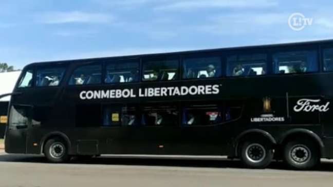Ônibus do Pameiras chegando ao Centenário (FOTO: Reprodução)