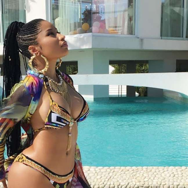 Usando Versace, Nicki Minaj aproveitou as férias em sua mansão nas ilhas Turcas e Caicos.