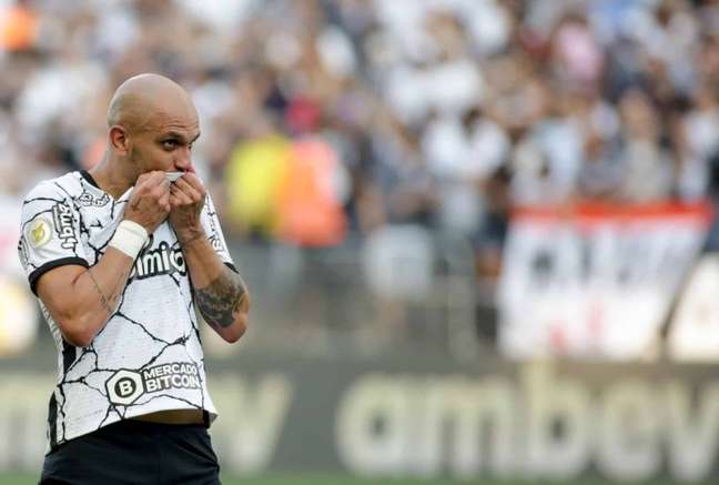 Apenas dois dos 22 gols de Fábio Santos pelo Corinthians foi com a bola rolando (Foto: Rodrigo Coca/Ag.Corinthians)