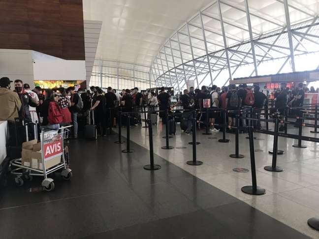 Aeroporto de Carrasco, em Montevidéu, teve filas e princípio de confusão (Foto: Lazlo Dalfovo / LANCE!)