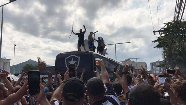 Festa da torcida do Botafogo nos arredores do Nilton Santos (Foto: Sergio Santana/LANCE!)