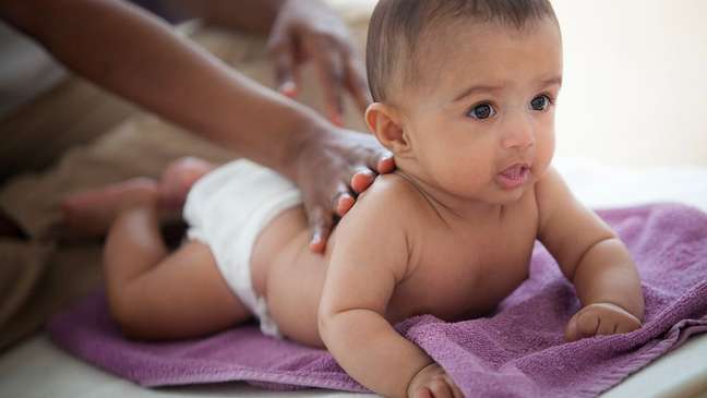 As massagens para bebês, quando feitas de maneira adequada, podem aumentar o ganho de peso, prevenir infecções bacterianas e reduzir a mortalidade infantil
