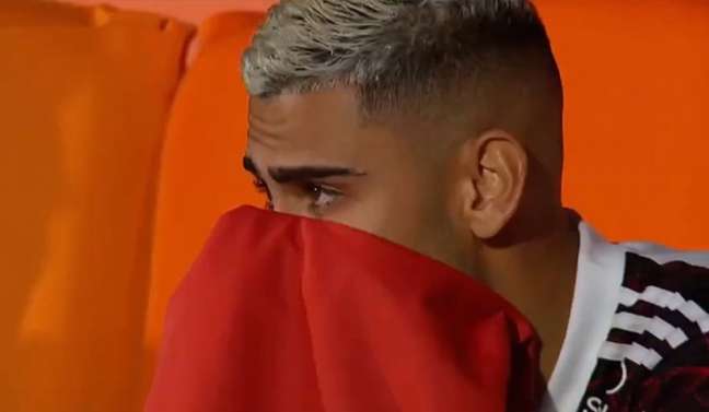 Andreas Pereira chorou no banco de reservas do Flamengo (Foto: Reprodução/FOX Sports)