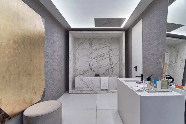 12. Banheiro luxuoso com pia branca e cuba de embutir quadrada – Foto João Armentano