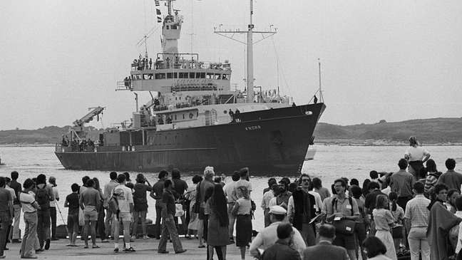 O navio de pesquisa Knorr retorna ao porto levando os cientistas que descobriram o naufrágio do Titanic