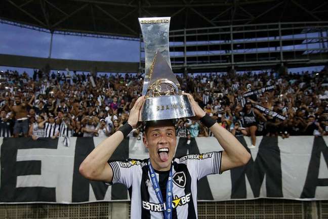 Matheus Frizzo, do Botafogo, com o troféu da Série B (Foto: Vítor Silva/Botafogo)