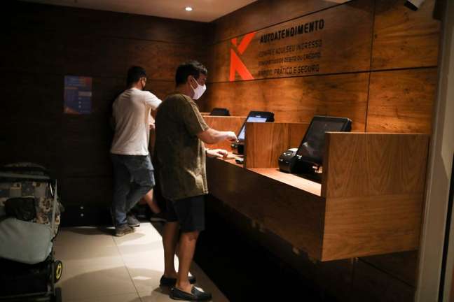 Pessoas compram ingresso na reabertura de cinemas no Rio de Janeiro. REUTERS/Pilar Olivares
