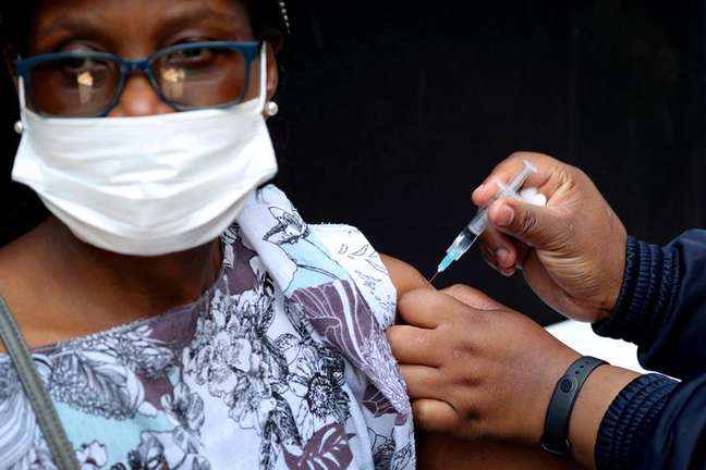 Profissional de saúde aplica vacina contra Covid-19 em Johanesburgo
20/08/2021 REUTERS/ Sumaya Hisham