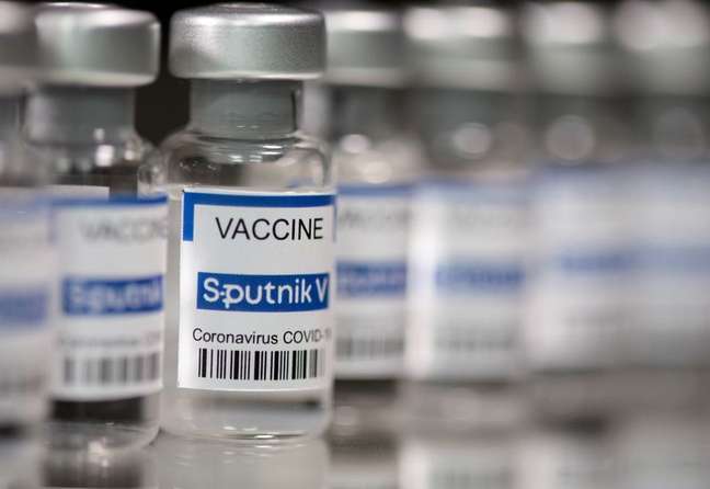 Frascos com adesivo "Vacina Sputnik V", em foto de ilustração
12/03/2021
REUTERS/Dado Ruvic/Illustration