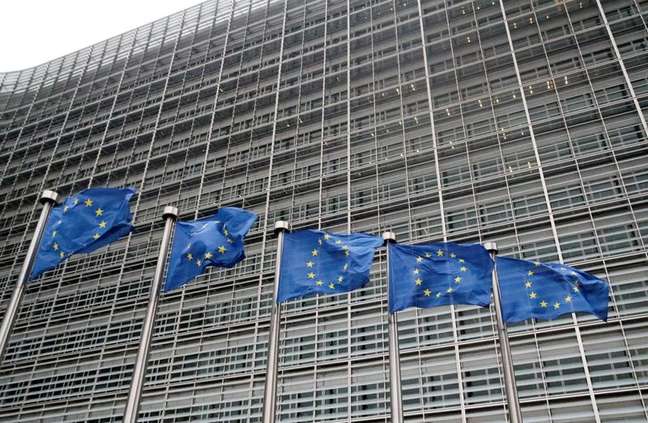 Bandeiras da União Europeia na sede da Comissão Europeia em Bruxelas
14/07/2021 REUTERS/Yves Herman