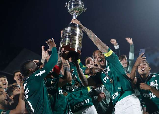 Jogadores do Palmeiras levantam troféu da Copa Libertadores em Montevidéu
27/11/2021 REUTERS/Agustin Marcarian