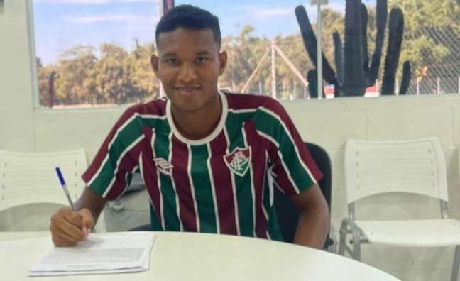 Kevin, zagueiro do Sub-17, prorrogou seu vínculo com o Fluminense até o final de 2023 (Foto: Divulgação/FFC)