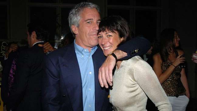 Jeffrey Epstein e Ghislaine Maxwell em Nova York, em 2005; ela nega as acusações de ter participado de rede de tráfico sexual