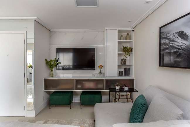 2. O móvel planejado otimiza o espaço da sala de estar. Foto: JP Image