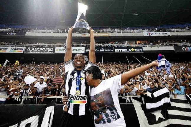 Kanu, acompanhado da mãe, com o troféu da Série B pelo Botafogo (Foto: Vítor Silva/Botafogo)