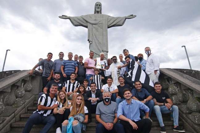 Membros da diretoria, comissão e jogadores do Botafogo em homenagem no Cristo Redentor (Foto: Divulgação/Botafogo)