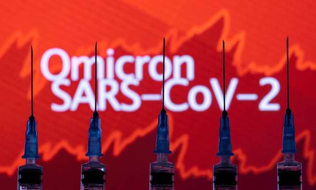 Ilustração com seringas em frente às palavras "Omicron SARS-CoV-2" 
27/11/2021 REUTERS/Dado Ruvic