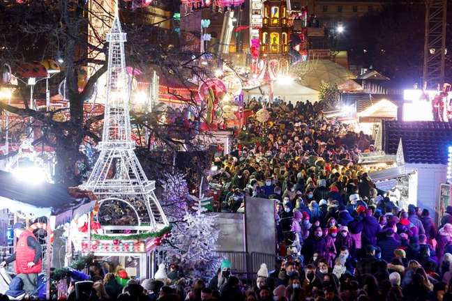Luzes de Natal em Paris
 27/11/2021   REUTERS/Gonzalo Fuentes