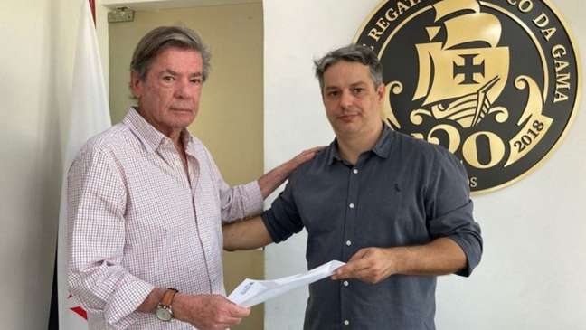 Jorge Salgado entregou o pedido para o presidente do Deliberativo, Carlos Fonseca (Foto: João Pedro Isidro/Vasco)