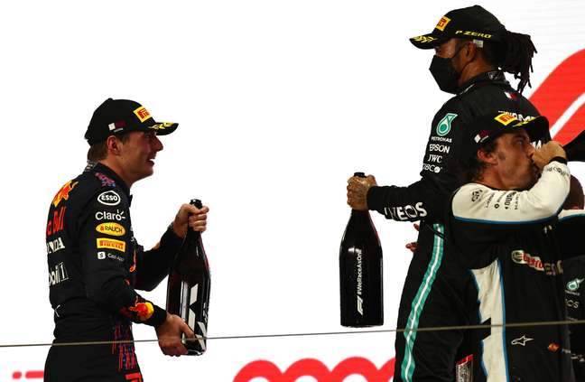 Rivalidade pesada entre Hamilton e Verstappen se estende às equipes e até às garagens 
