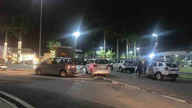 Assalto a loja de shopping na rodovia Castelo Branco causou pânico e mobilizou a polícia na noite de segunda-feira, em São Roque.