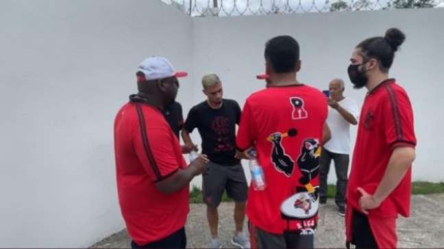 Andreas conversou com torcedores do Flamengo no Ninho do Urubu (Foto: Reprodução/Paparazzo Rubro-Negro)