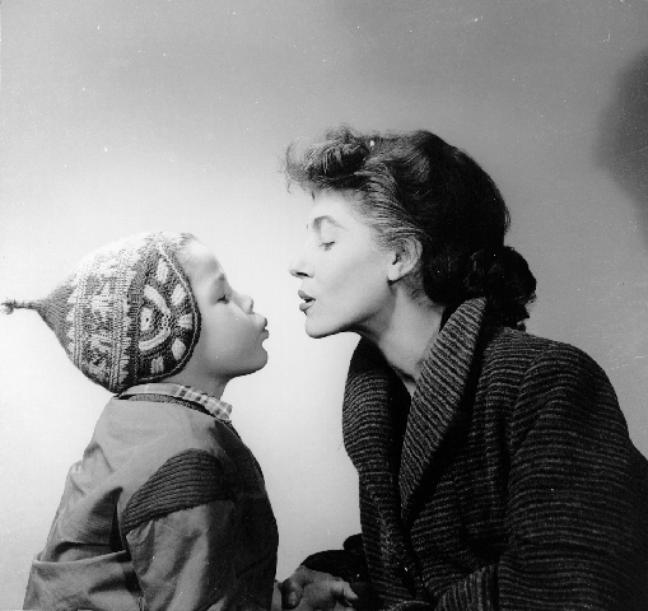 Cuca com a mãe, a grande atriz Cacilda Becker, que teria completado 100 anos em abril