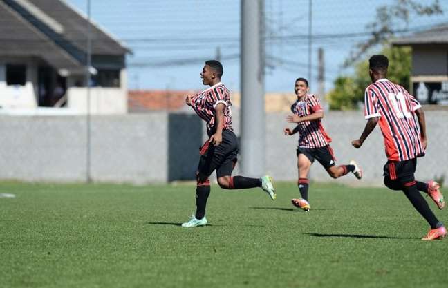 Garotos do time sub-16 tricolor comemoram gol na vitória desta terça-feira (Foto: Fabio Wosniak/athletico.com.br)