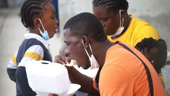 Fome também levou ao aumento da imigração; acima, haitianos repatriados