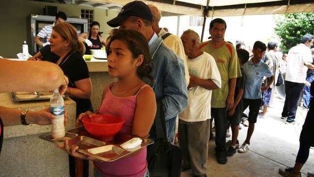 A região teve um grande aumento na insegurança alimentar; acima, pessoas em um refeitório popular na Venezuela