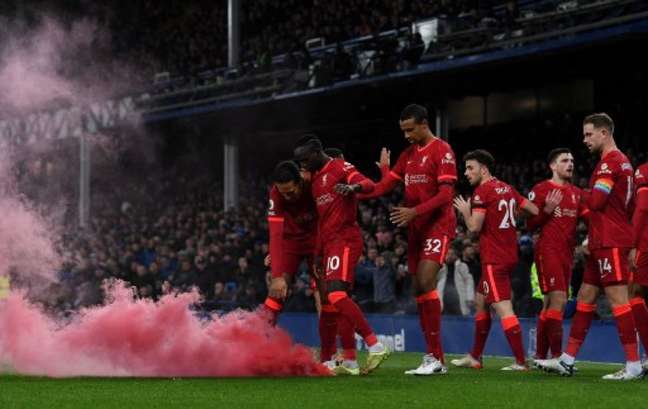 Liverpool venceu o Everton no Goodison Park (Foto: PAUL ELLIS / AFP)