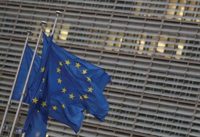 Bandeiras da UE na sede da Comissão Europeia em Bruxelas
24/122020. REUTERS/Yves Herman