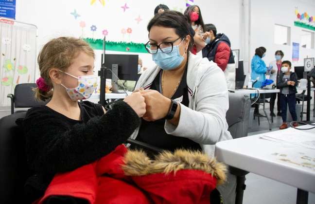 Criança recebe vacina contra Covid-19 em Montreal, no Canadá
26/11/2021 REUTERS/Christinne Muschi