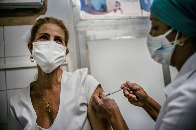 Enfermeira aplica dose da vacina Soberana-02 em profissional de saúde durante ensaio clínico do imunizante em Havana
24/03/2021
Ramon Espinosa/Pool via REUTERS