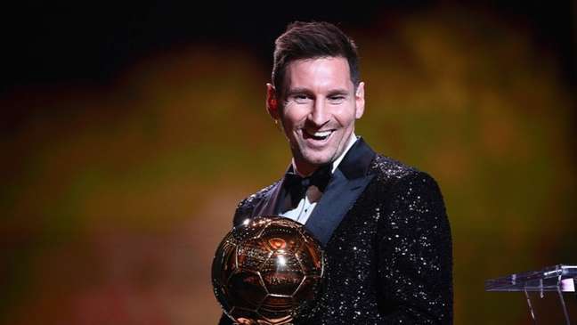 Messi levou para casa sua sétima Bola de Ouro na última segunda-feira, recebendo críticas e homenagens (Foto: FRANCK FIFE / AFP)