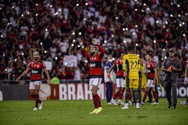 Gabigol e time do Flamengo agradecem apoio da torcida após vitória sobre o Ceará (Foto: Marcelo Cortes/Flamengo)