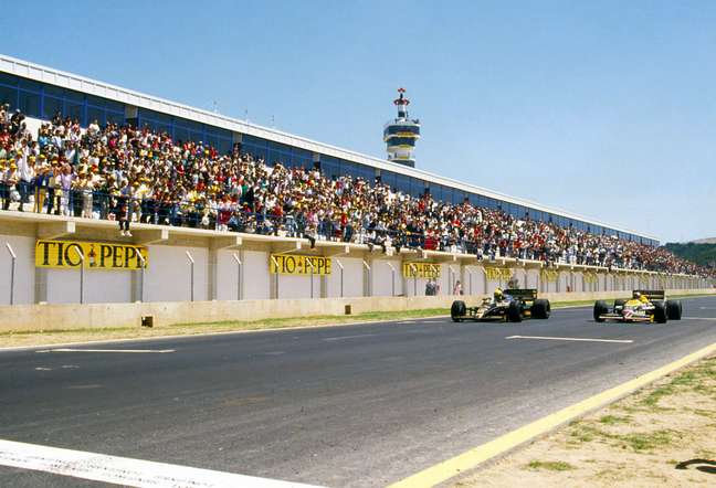 Senna e Mansell chegando com uma diferença de apenas 0s014