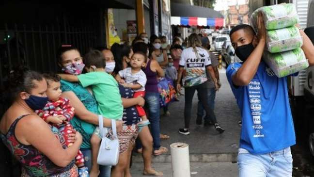 Ângelo participou de doação de alimentos em Heliópolis (Foto: Divulgação)