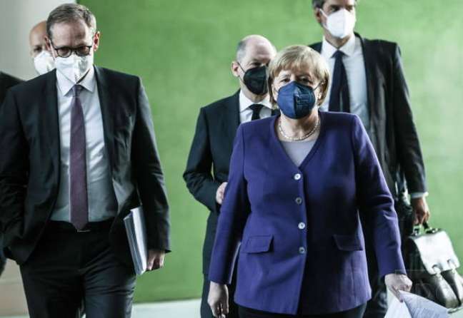 Angela Merkel chega para coletiva de imprensa após reunião com líderes estaduais