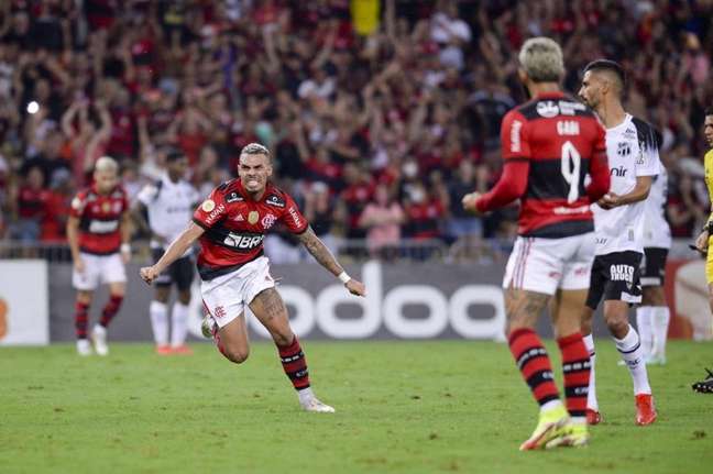 Matheuzinho comemora o gol da vitória sobre o Ceará (Foto: Marcelo Cortes/Flamengo)